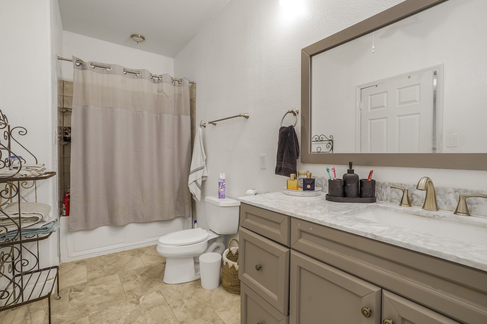 Primary bath in the casita with a cultured marble soaking tub.