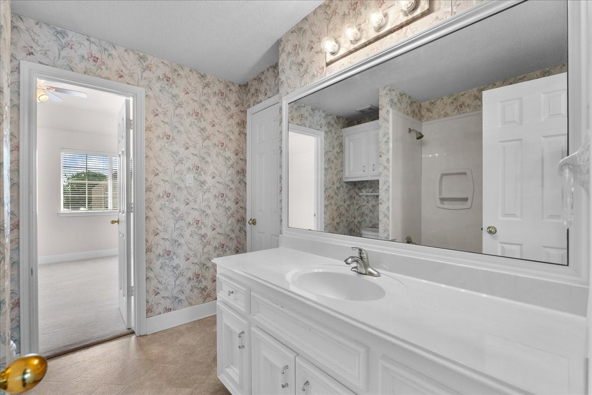 The versatile tub/shower combo easily accommodates both quick morning showers and evening baths.