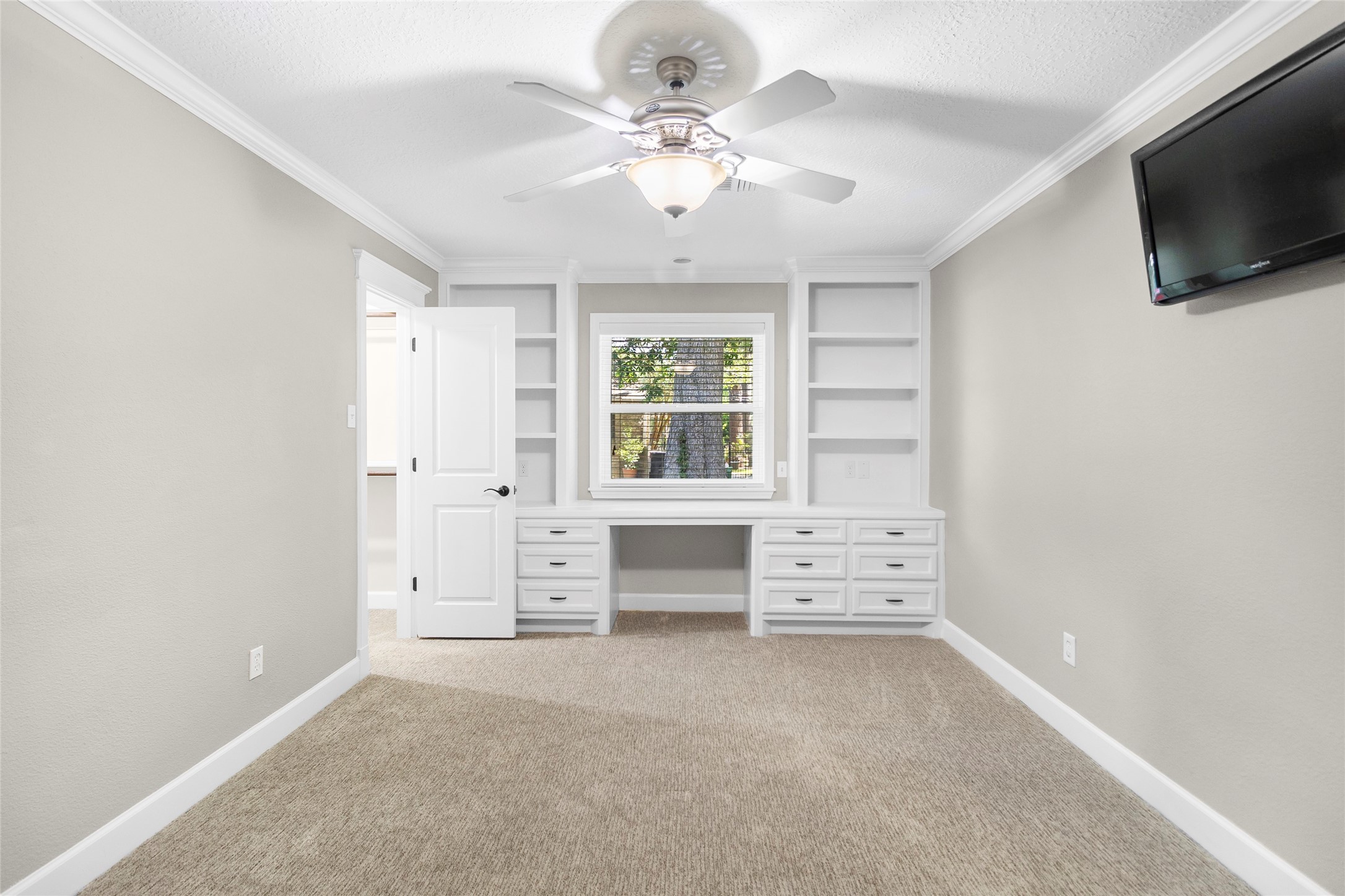 Whether you envision a media room, hobby space, home gym, or guest retreat, this versatile bonus room gives you the flexibility to make it your own.
