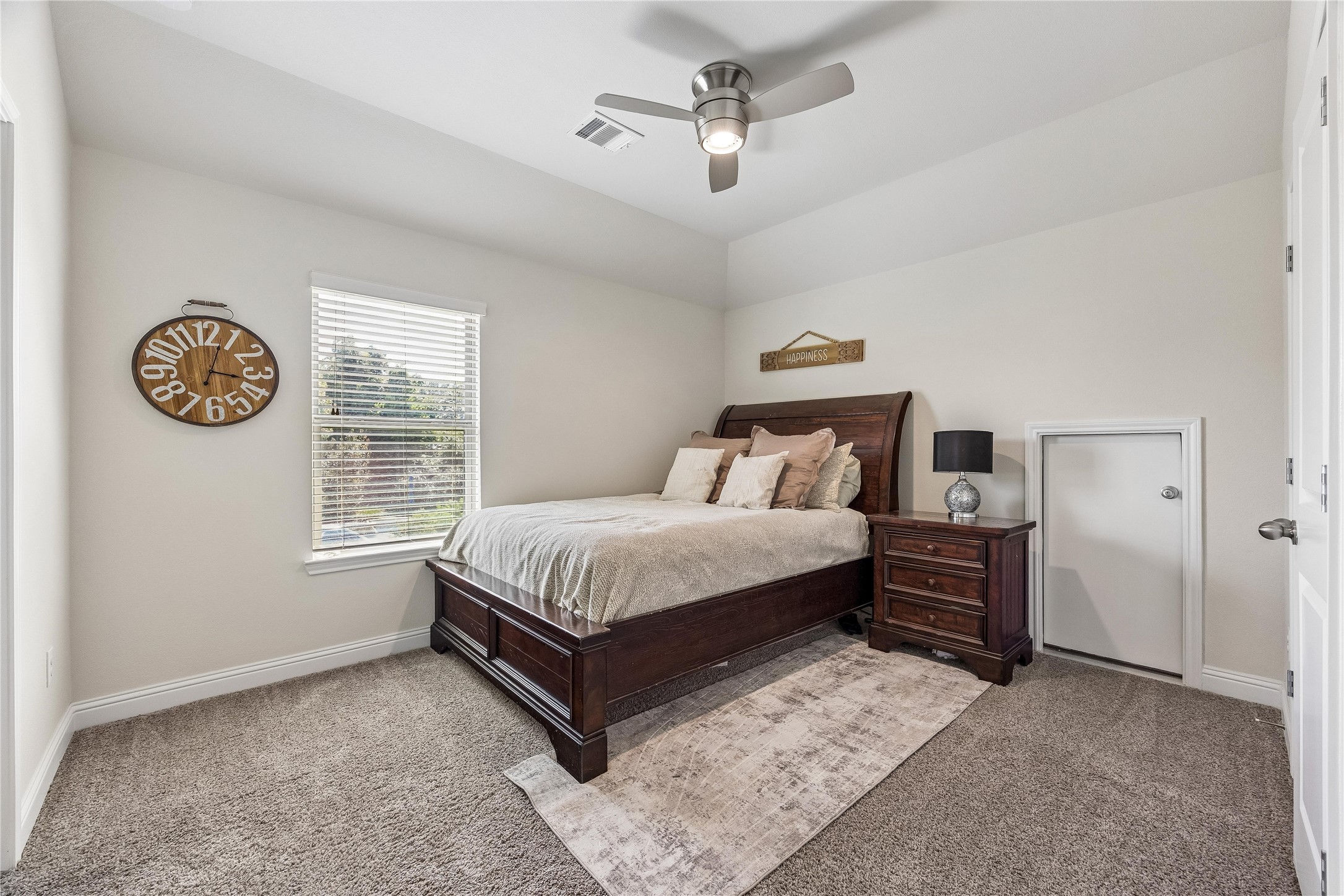 Great size secondary bedroom with its own private bathroom. Perfect for guest or older children needing their own space.