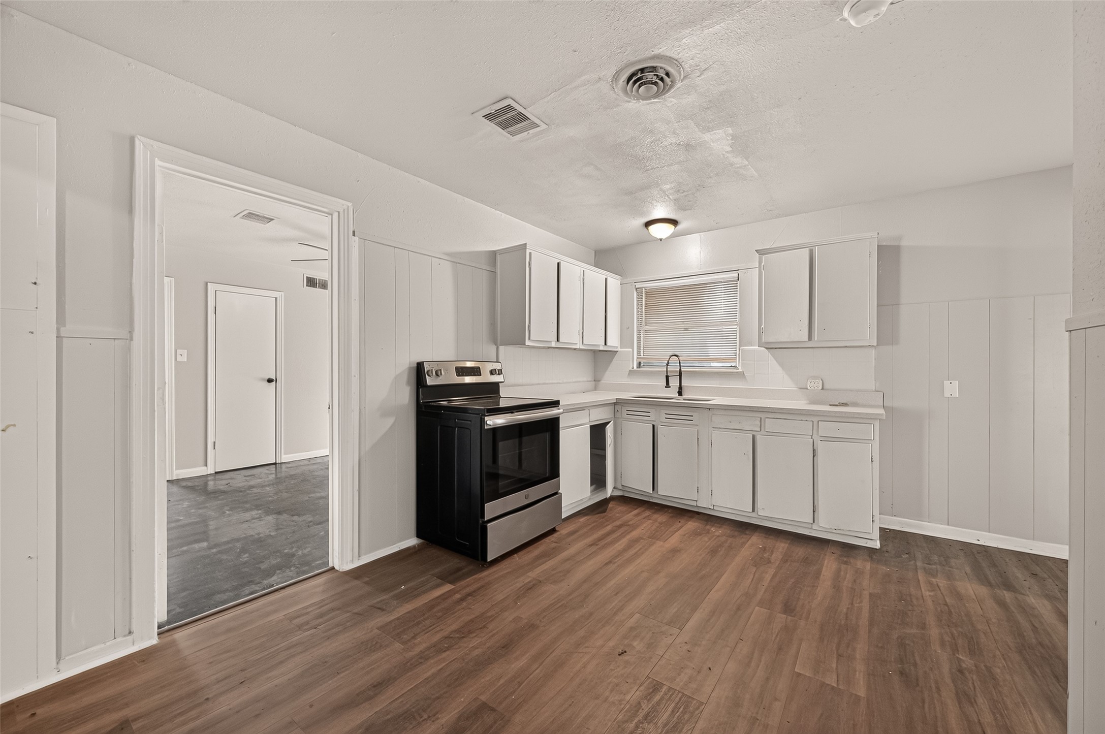 5782 Belcrest Street, Houston, TX 77033 5782 Belcrest Street, Houston, TX 77033