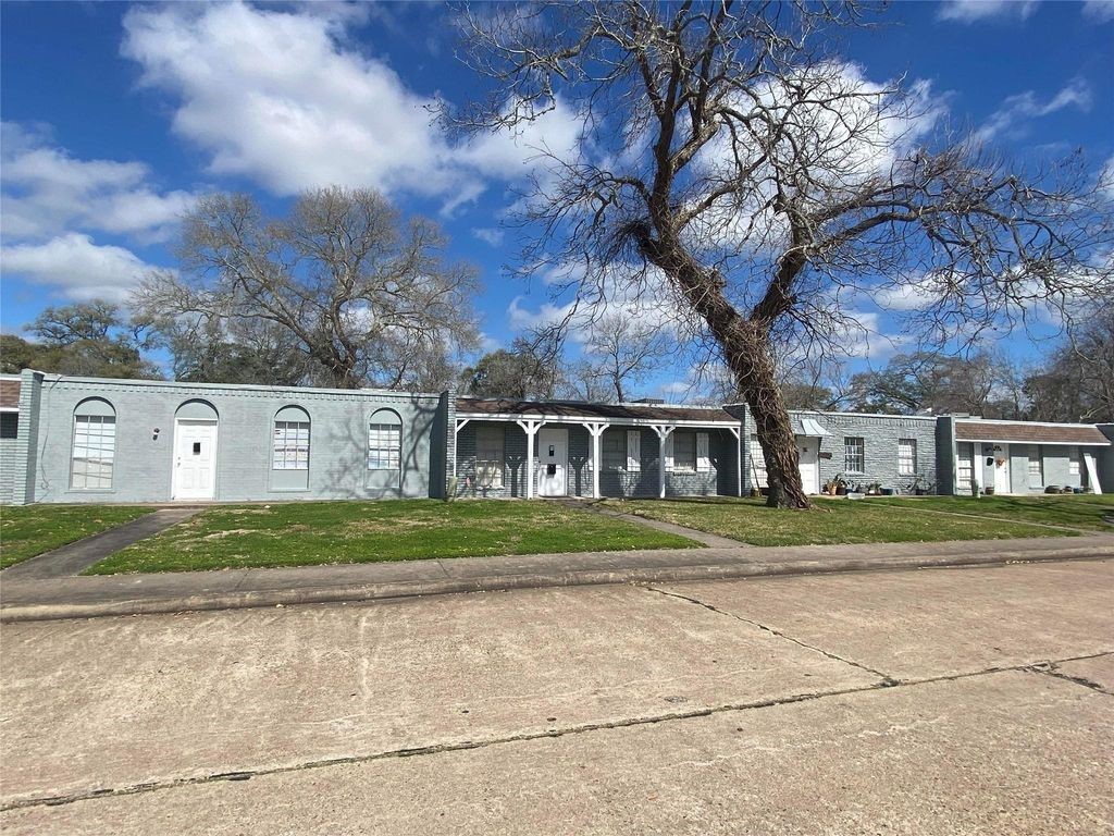 148 Post Oak Lane, Clute, TX 77531