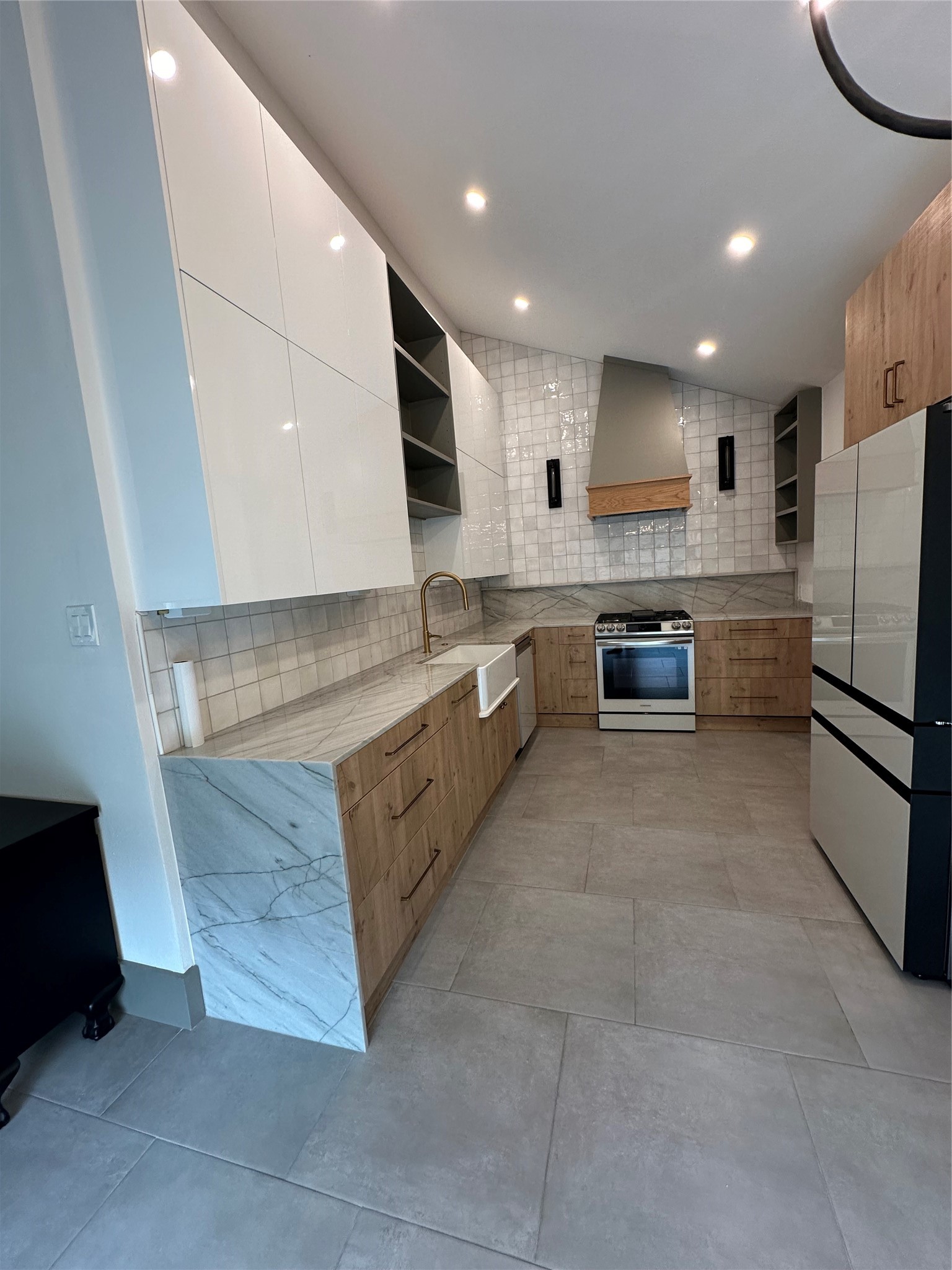 Two tone European Kitchen
