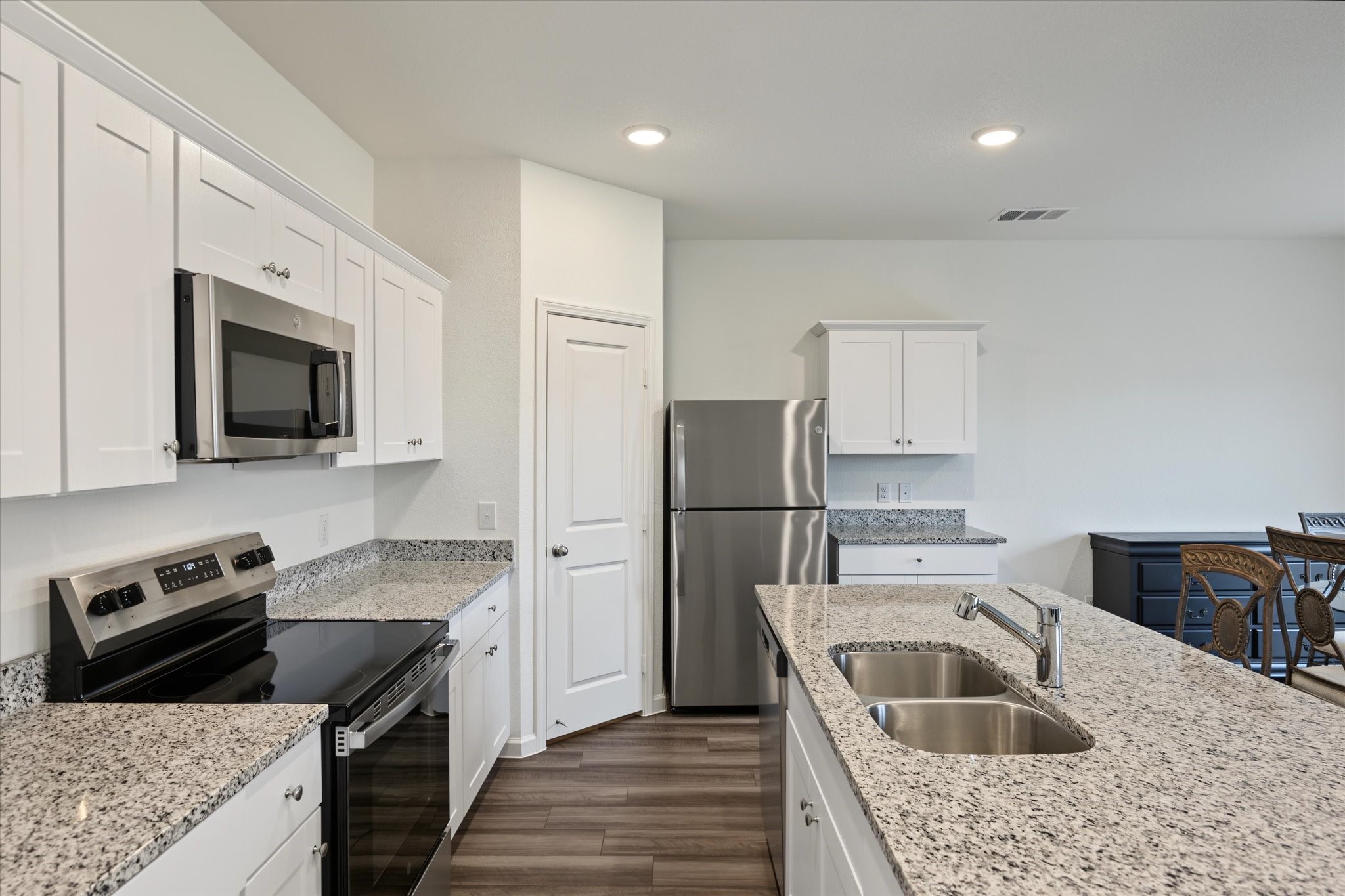 Open Kitchen & Breakfast Area