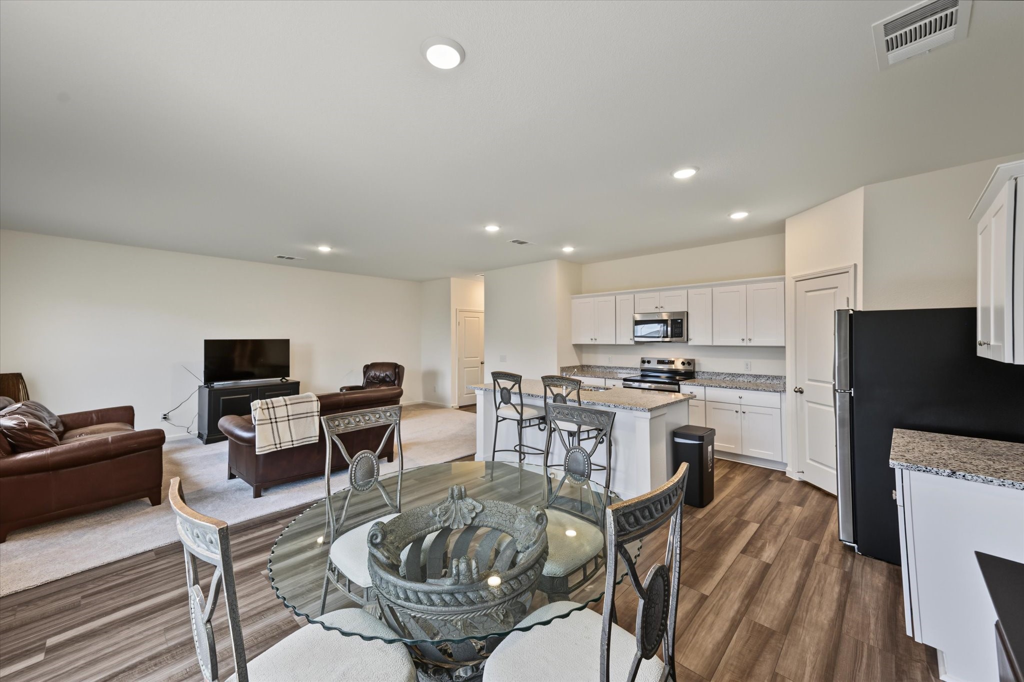 Open Kitchen & Breakfast Area - Furniture Included