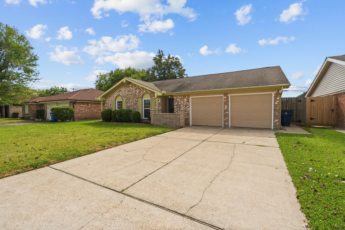 2813 33rd Avenue N, Texas City, TX 77590