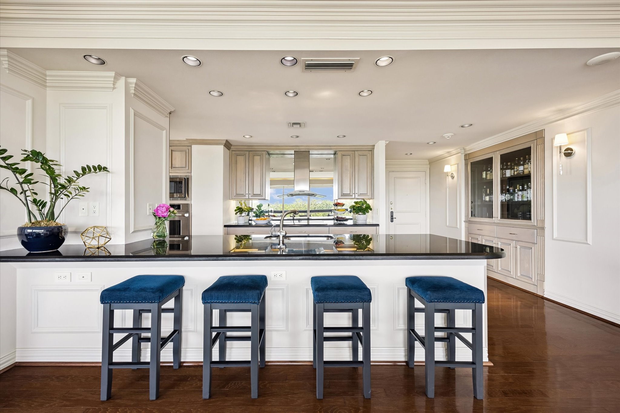 Closer view of the breakfast bar and kitchen.
