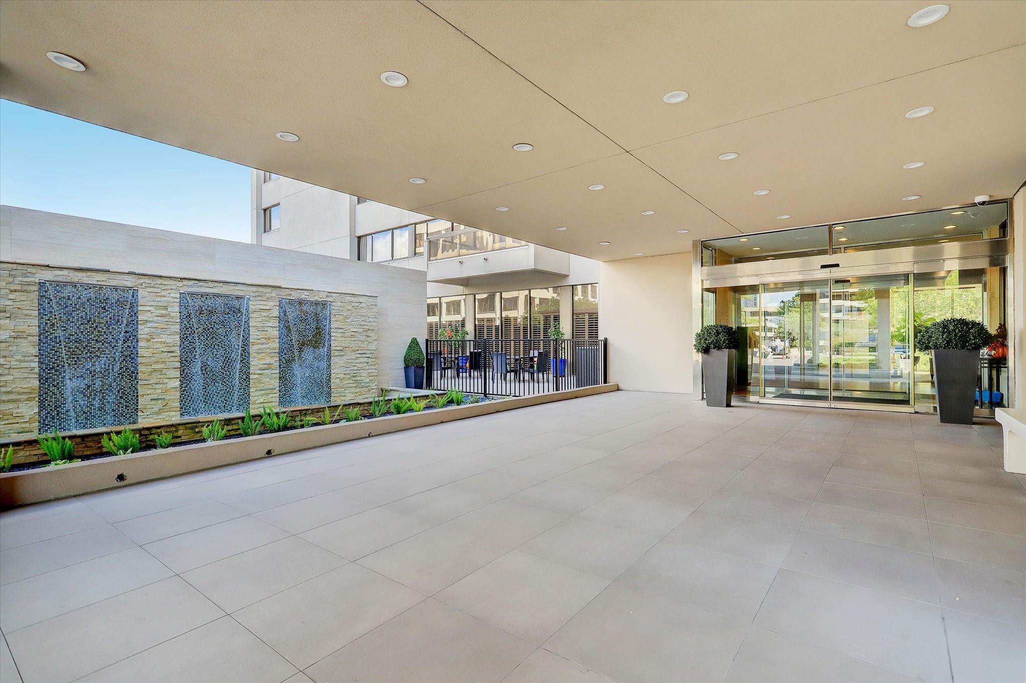 Covered entry to the main lobby and concierge.