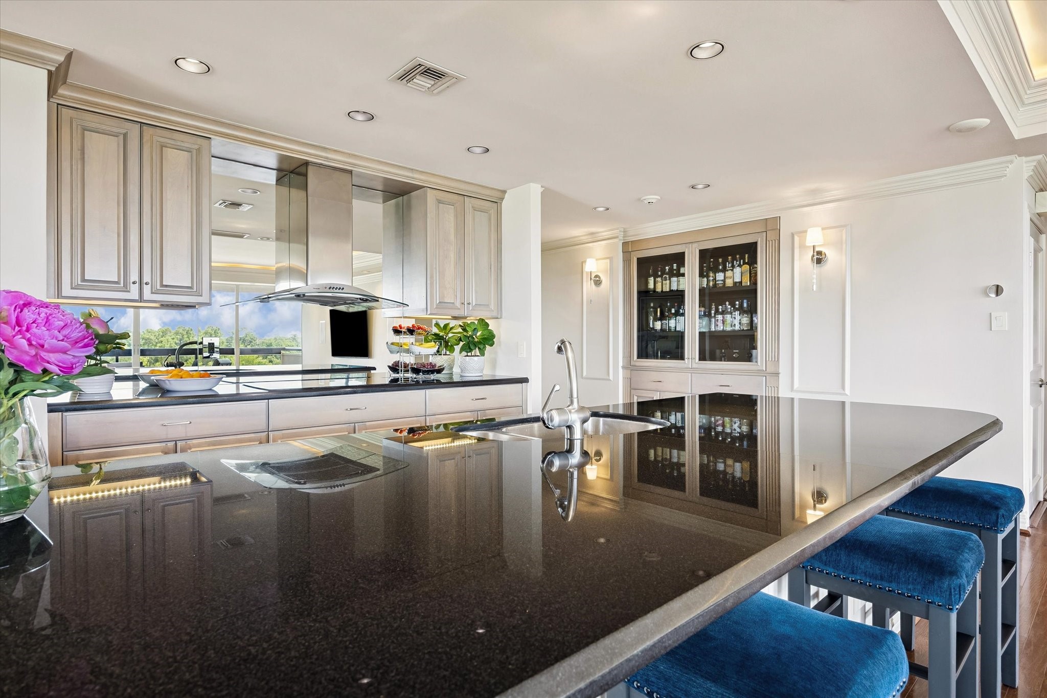 Spacious breakfast bar.
