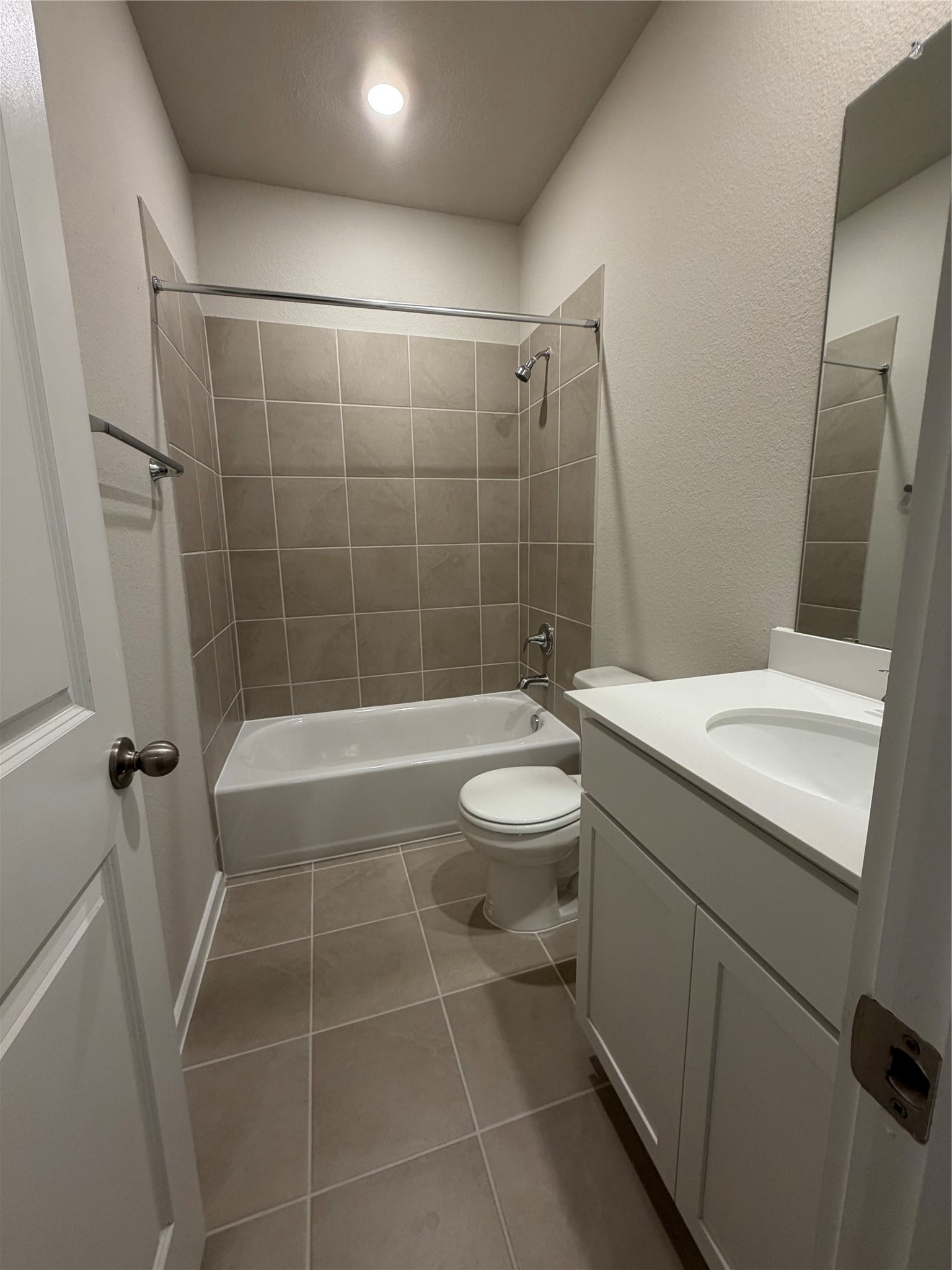Bathroom with shower/tub combo.