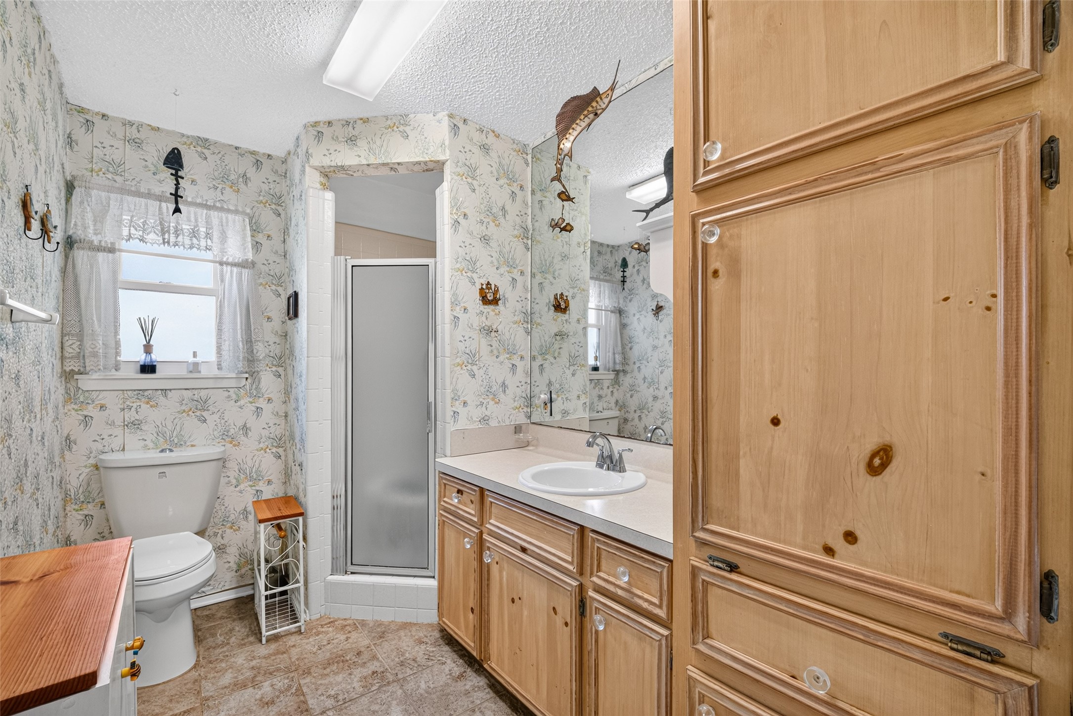 Main floor full bathroom with plenty of linen closet space