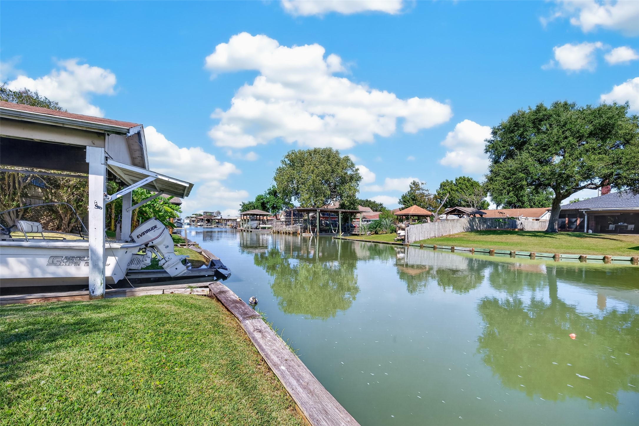 Moses Lake access is just a few homes down the waterway