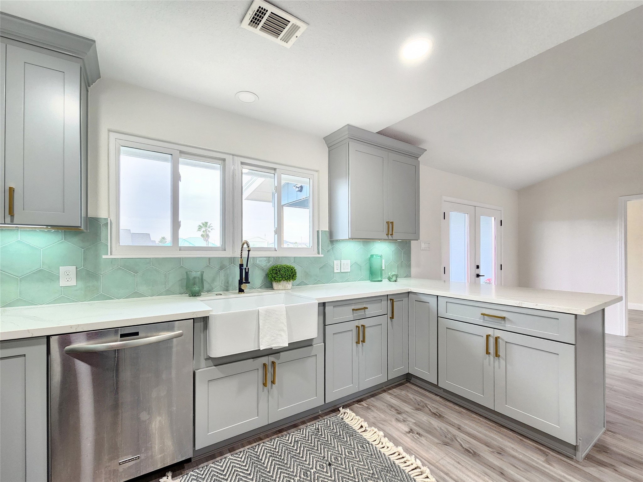 288 Ling Street, Bayou Vista, TX 77563