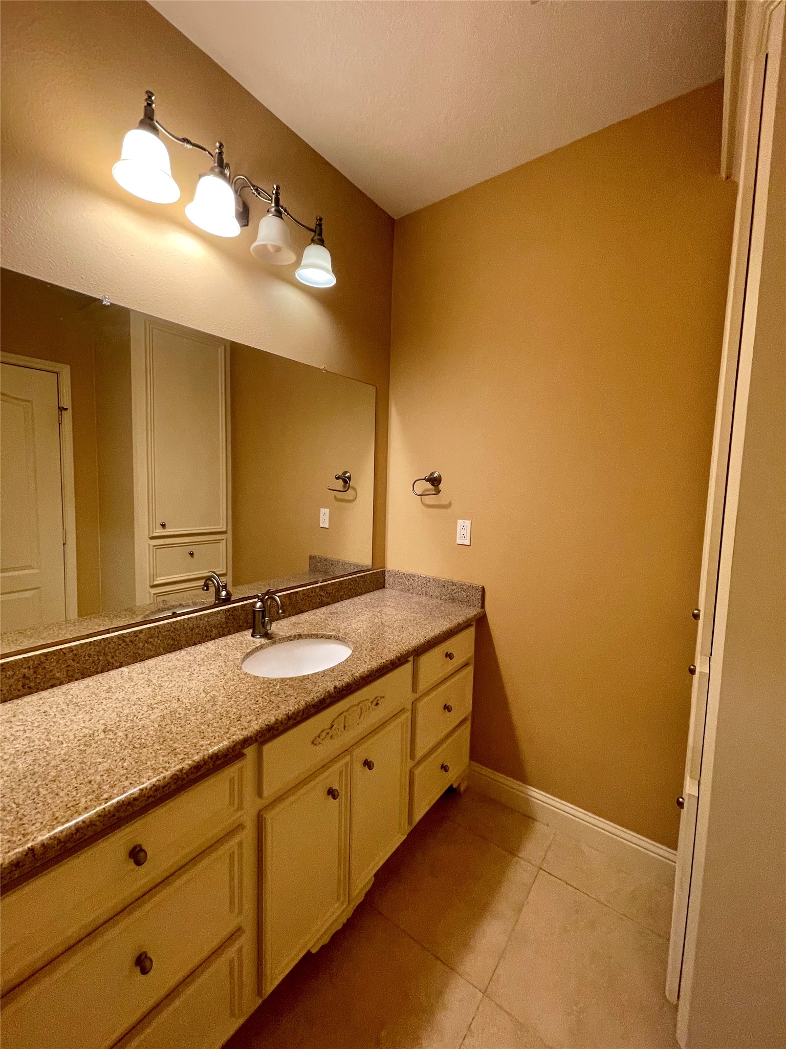 4138 Lakepointe Forest Drive, Seabrook, TX 77586
