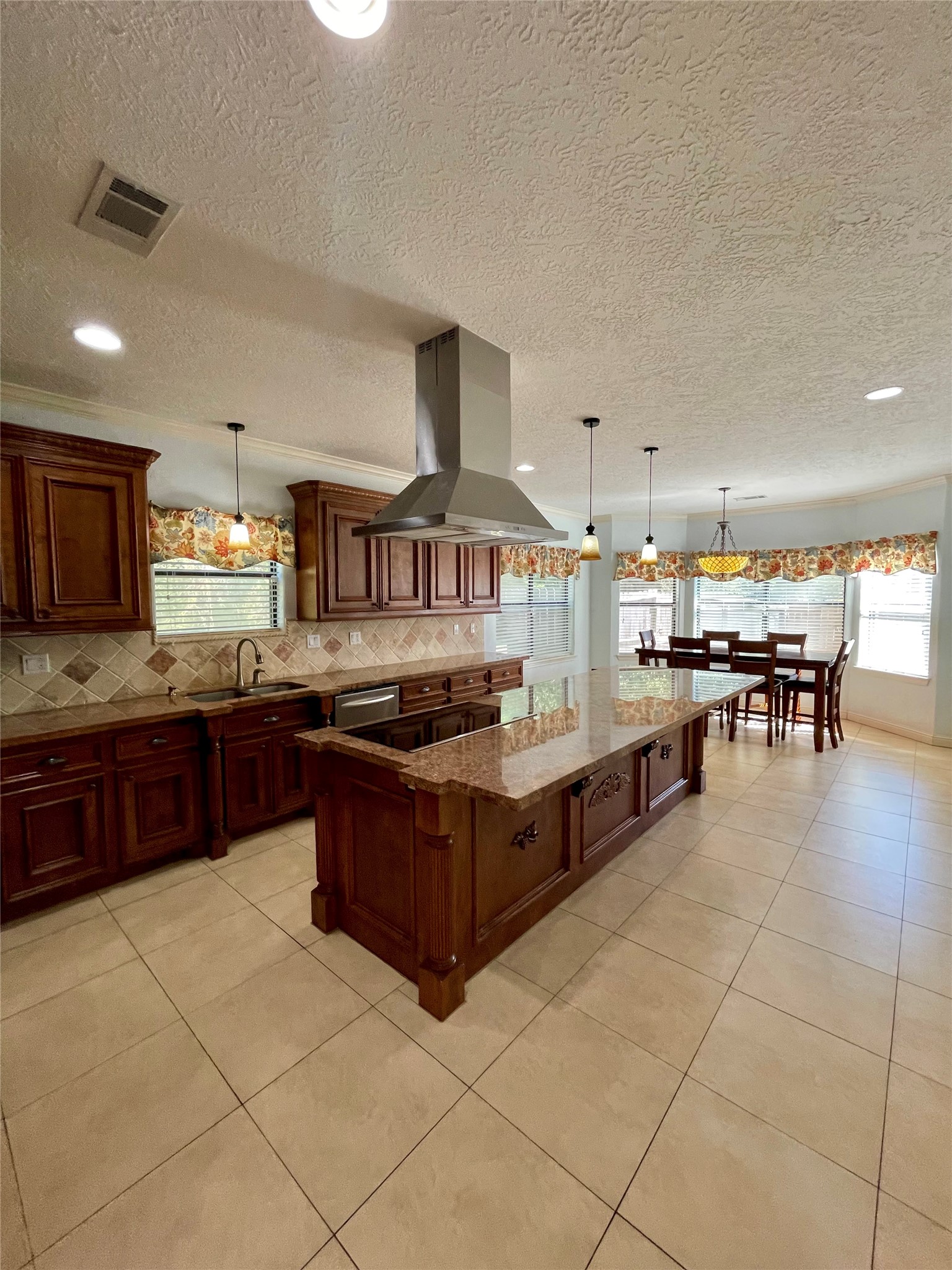 4138 Lakepointe Forest Drive, Seabrook, TX 77586