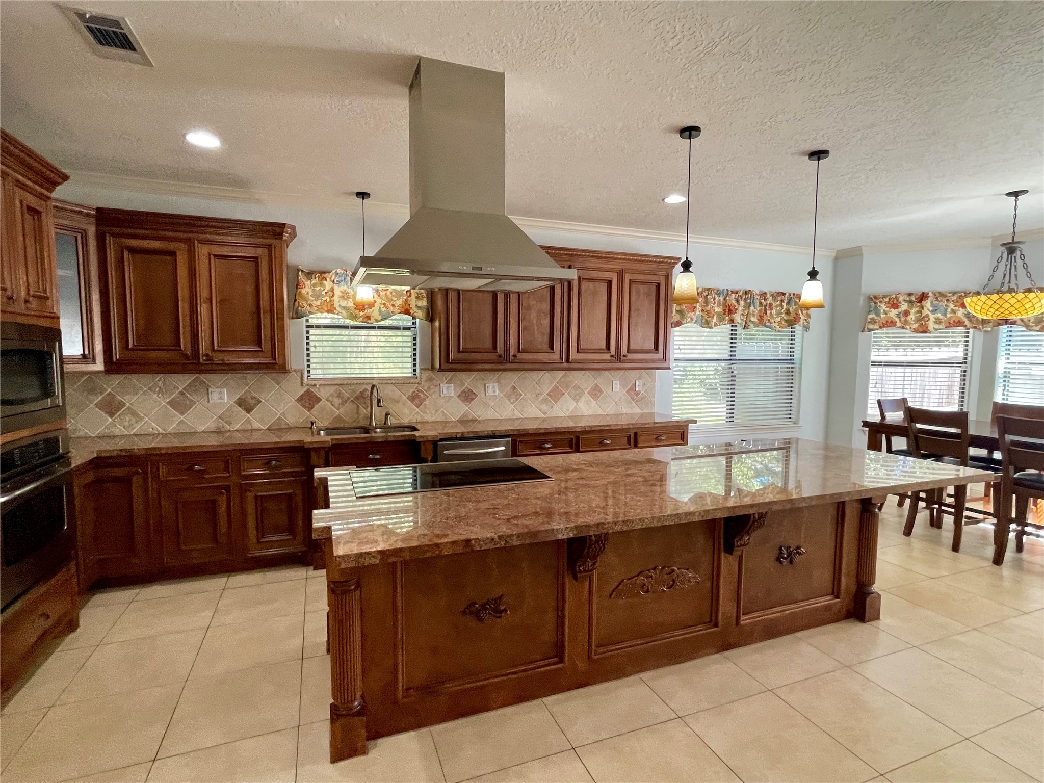 4138 Lakepointe Forest Drive, Seabrook, TX 77586