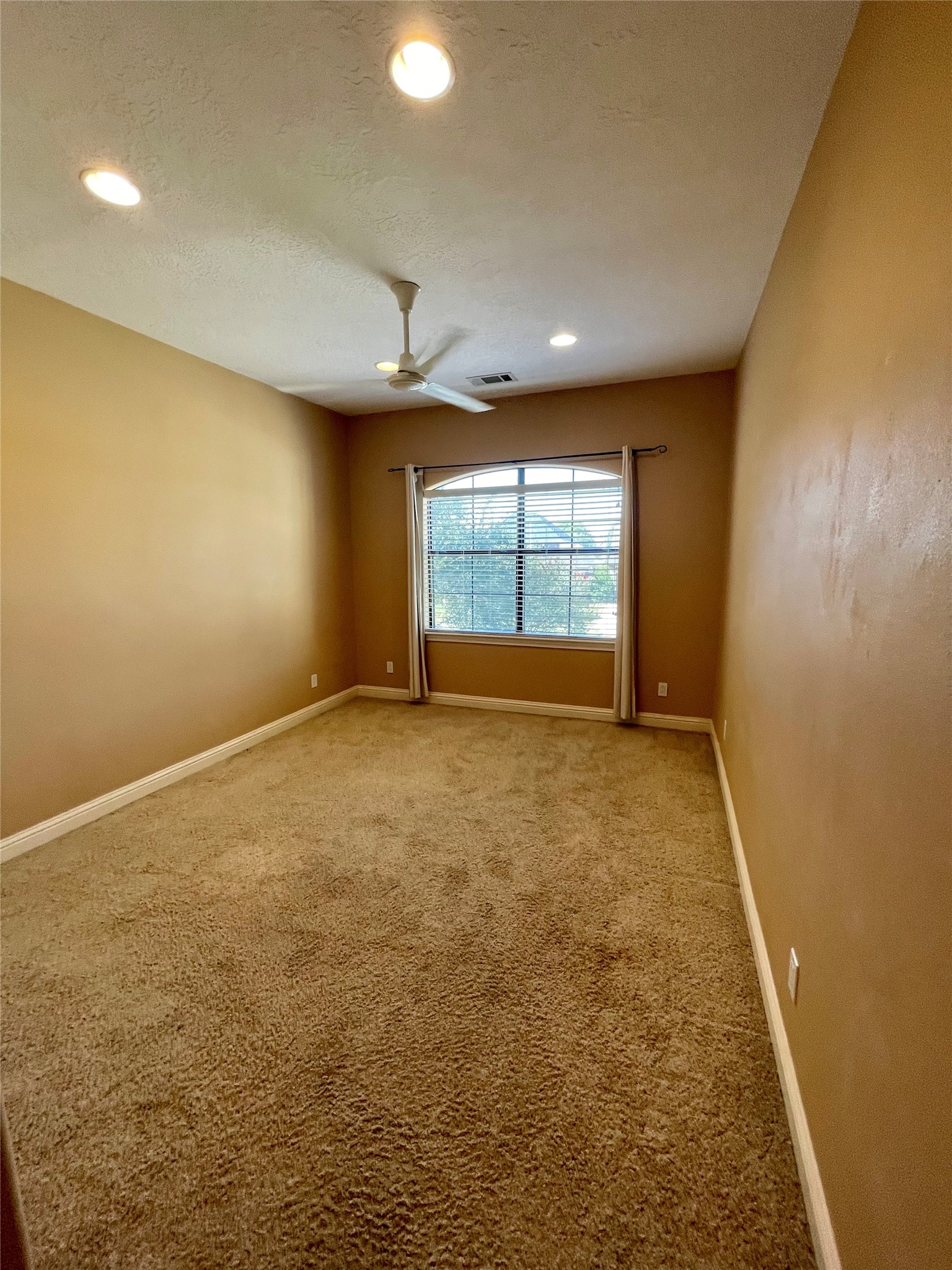 4138 Lakepointe Forest Drive, Seabrook, TX 77586