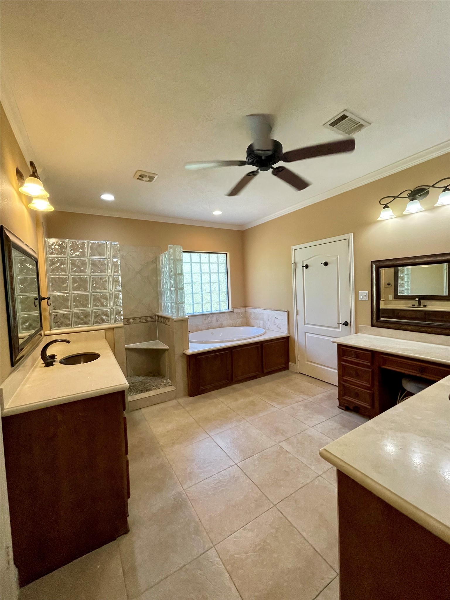 4138 Lakepointe Forest Drive, Seabrook, TX 77586