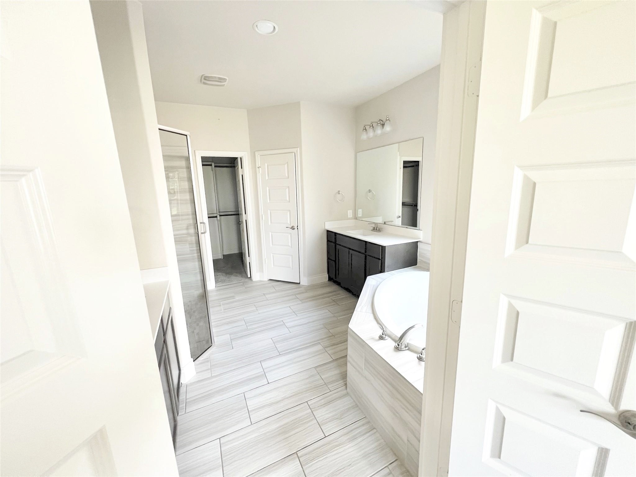 En-suite primary bathrooms