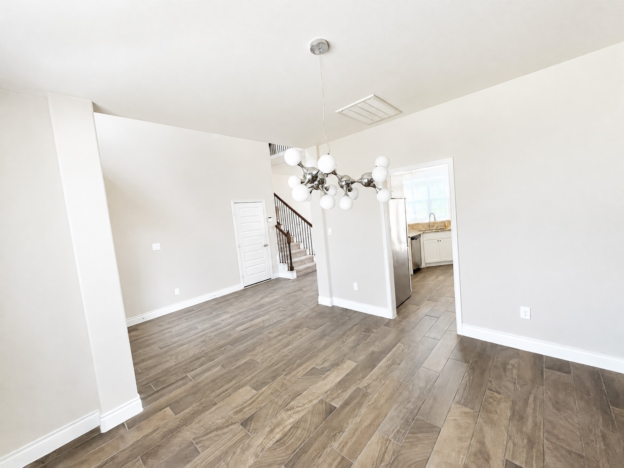 Beautiful dining room access to large kitchen. Beautiful dining room access to large kitchen.
