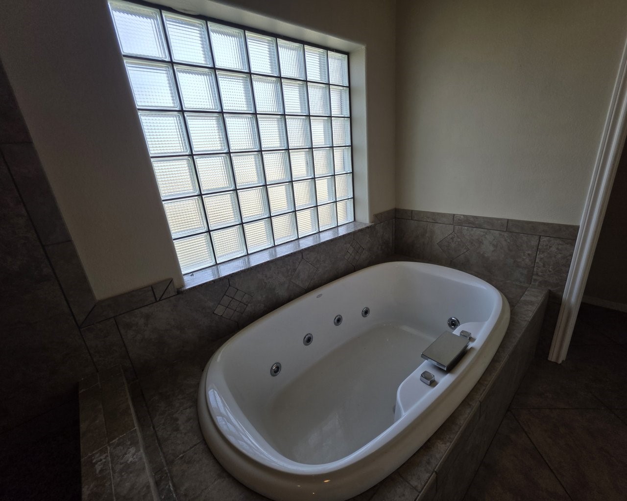 Jacuzzi tub