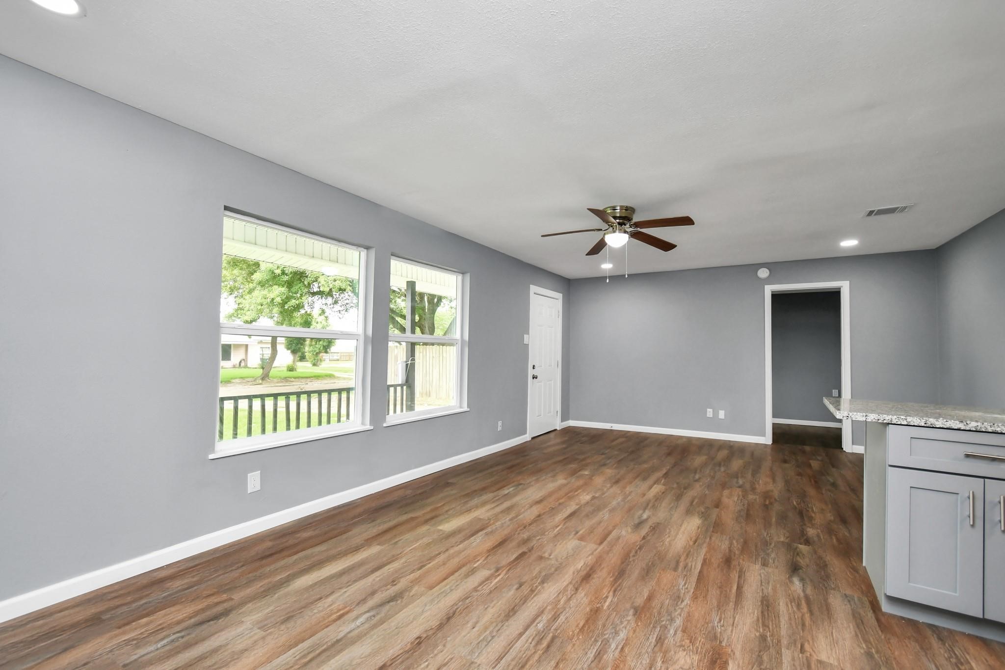 Open and Spacious Living/Dining Open and Spacious Living/Dining