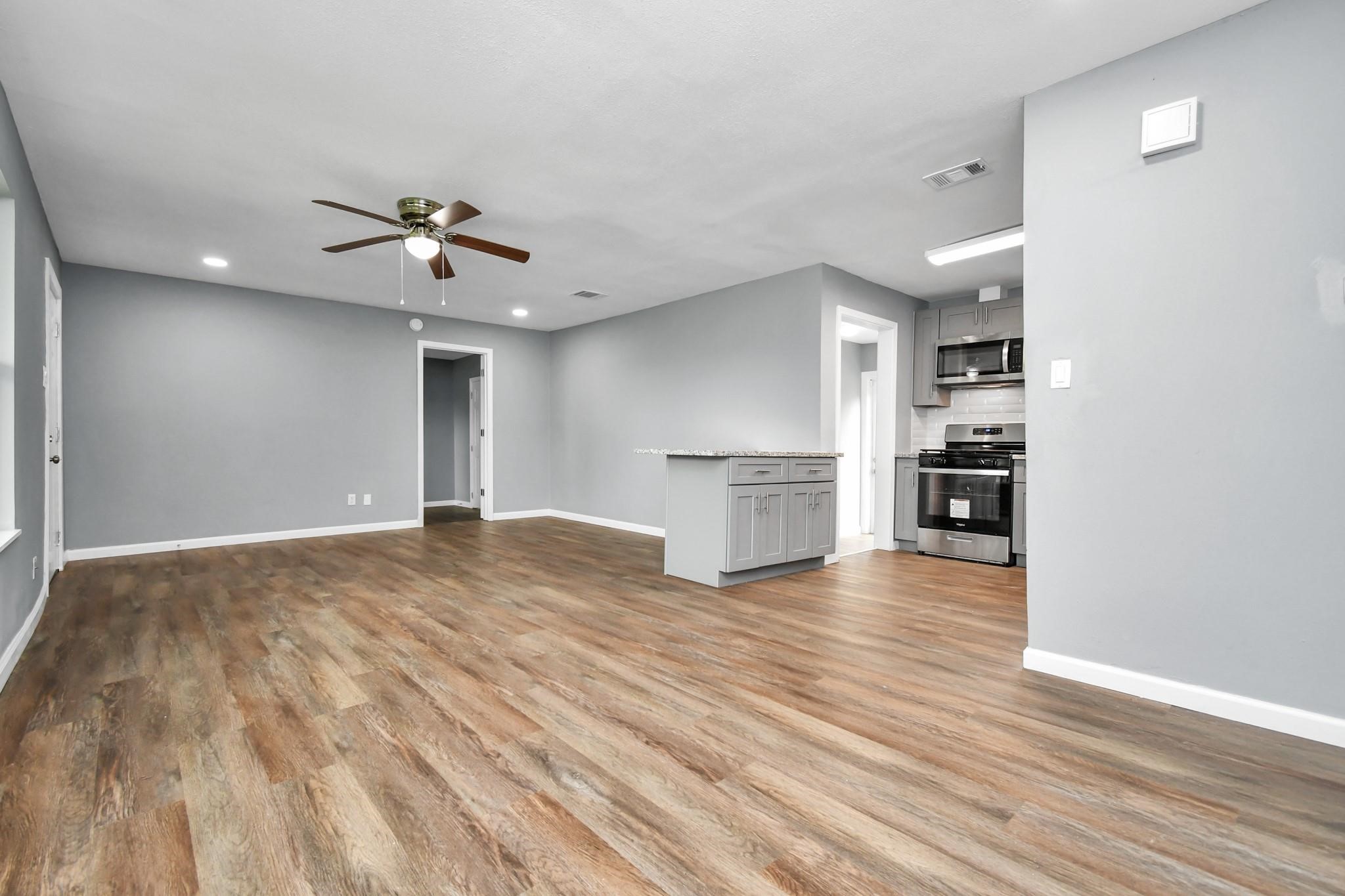 Large Living/Dining Area Open to Kitchen Large Living/Dining Area Open to Kitchen
