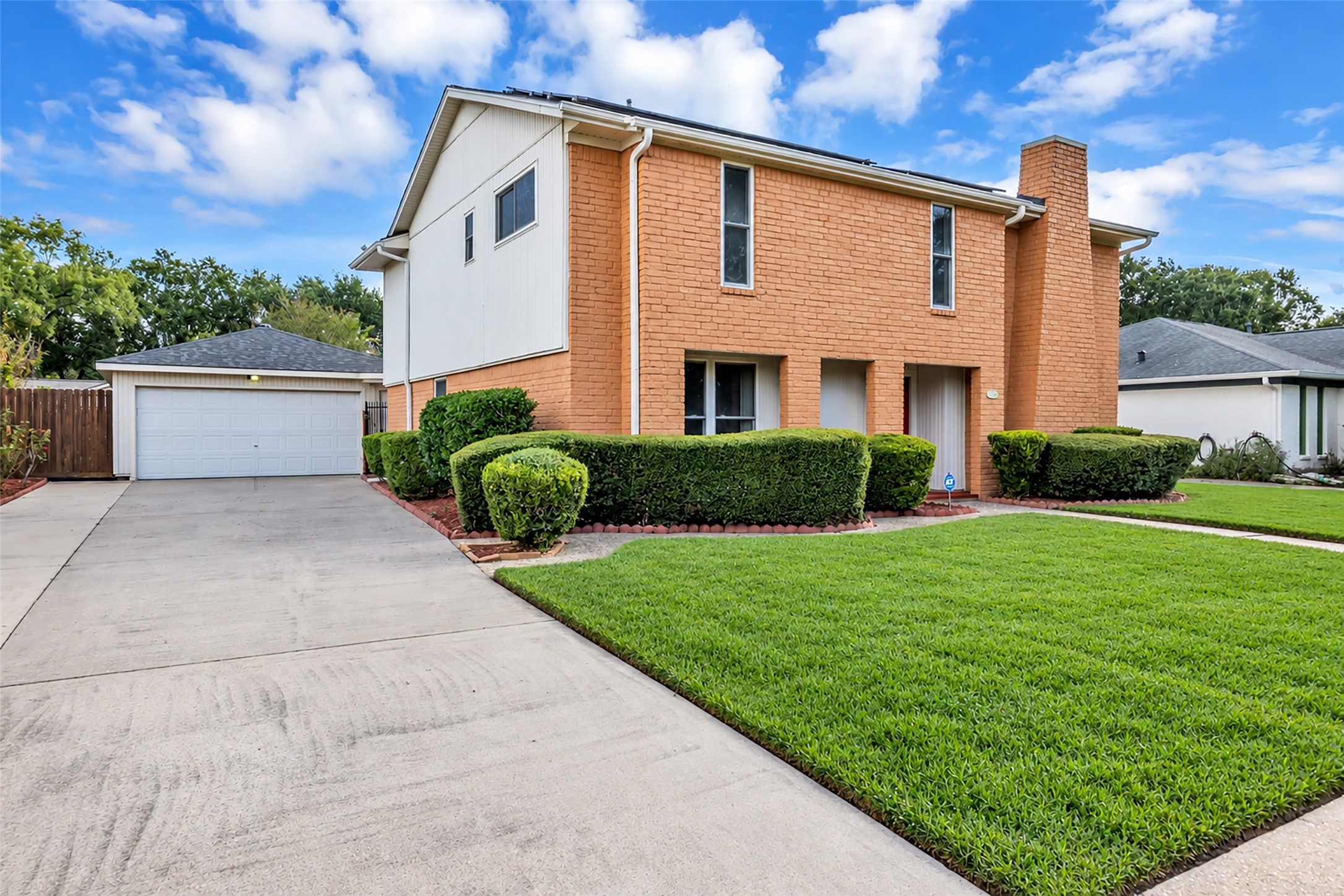 Check out this HUGE Driveway! Check out this HUGE Driveway!