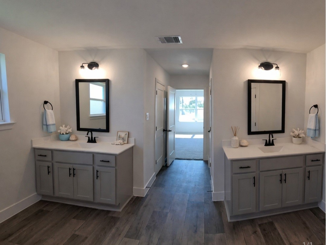 Staged photo real bathroom Staged photo real bathroom