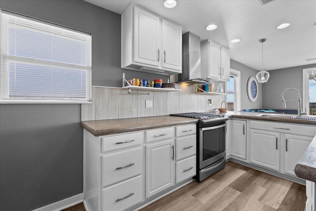 6931 W Holiday Street, Hitchcock, TX 77563