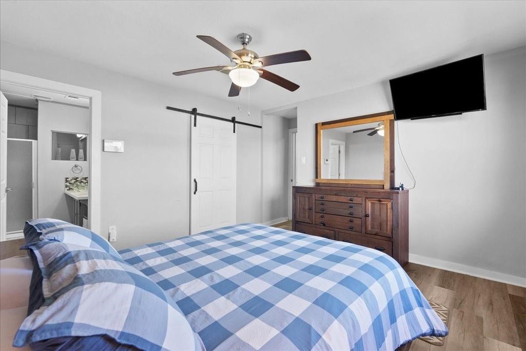 6931 W Holiday Street, Hitchcock, TX 77563