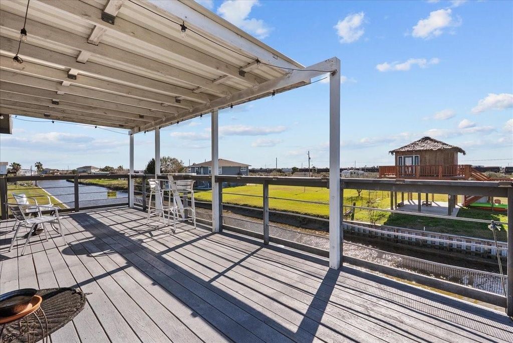 6931 W Holiday Street, Hitchcock, TX 77563