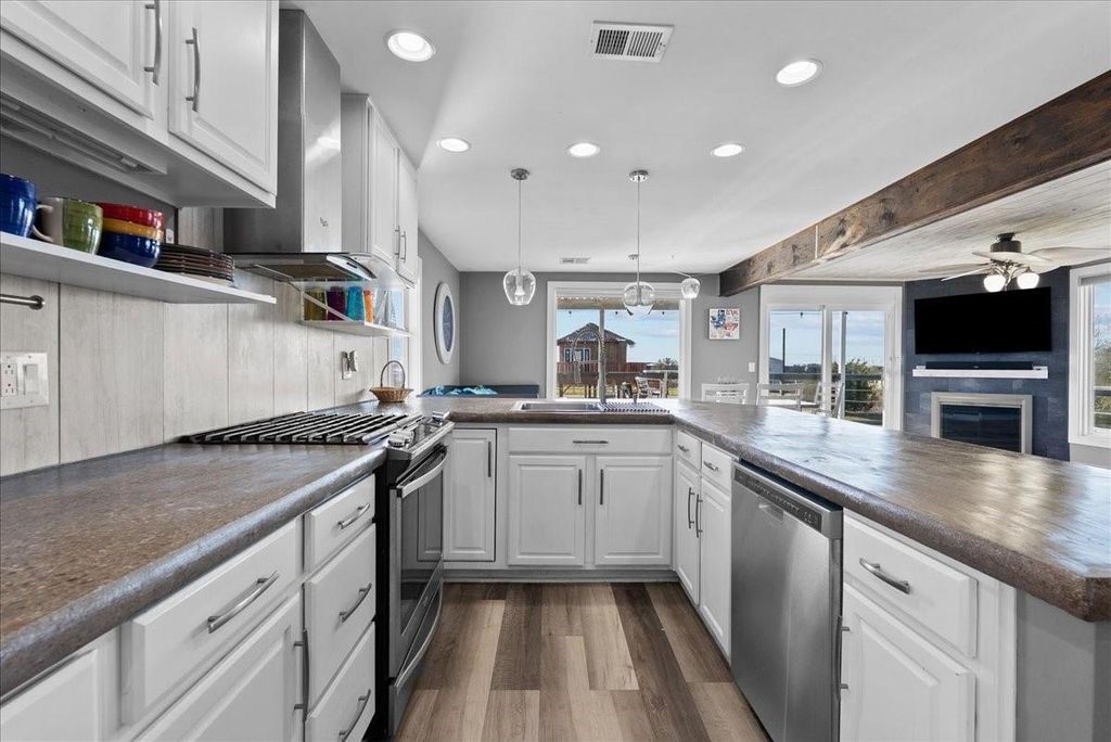 6931 W Holiday Street, Hitchcock, TX 77563