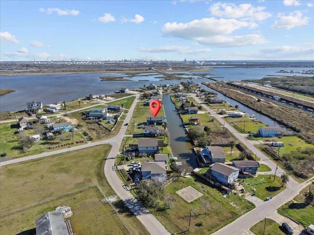 6931 W Holiday Street, Hitchcock, TX 77563