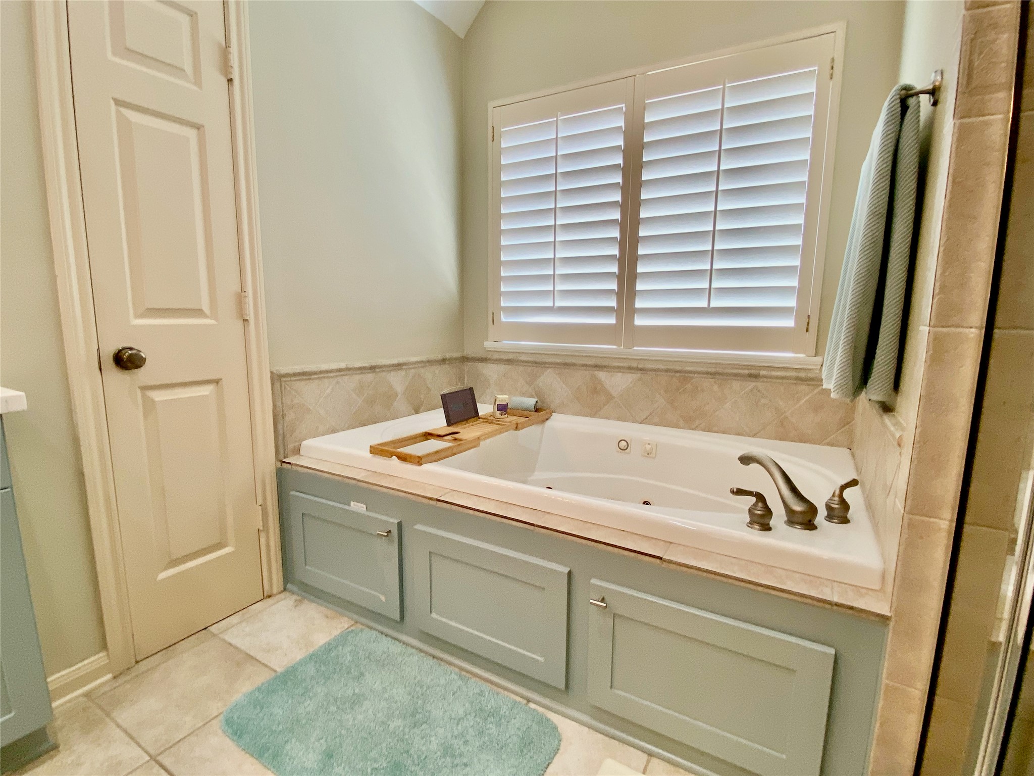 Large, jetted tub