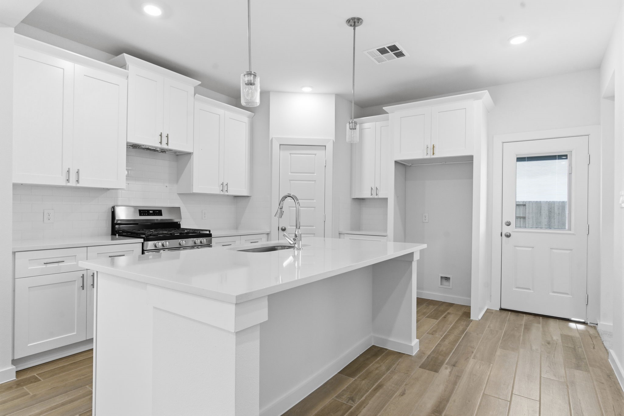 Disclaimer: Image is for illustrative purposes only and may not represent the actual property, features, finishes, or amenities. Actual property details may vary.
