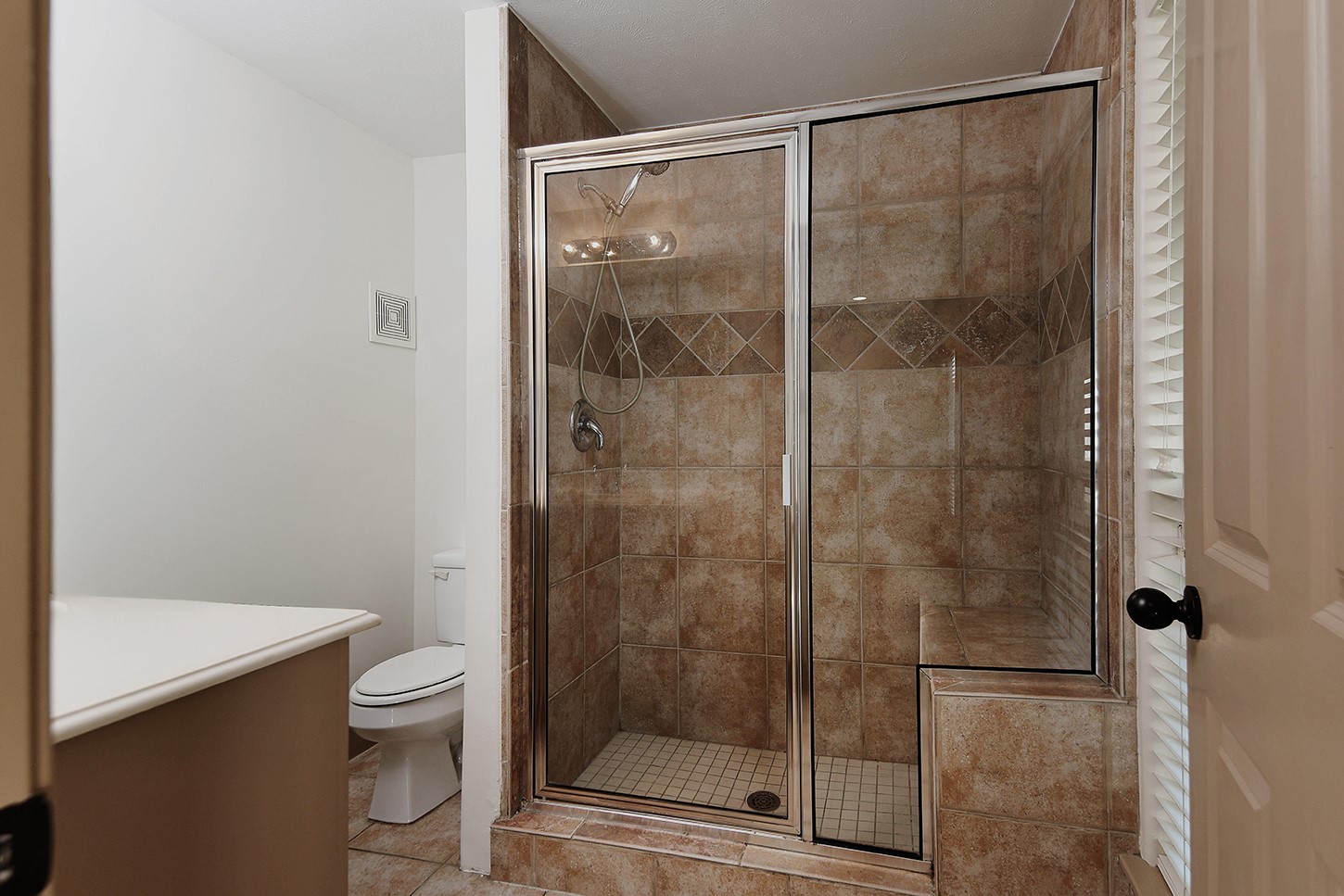En-suite Bathroom on 1st floor En-suite Bathroom on 1st floor