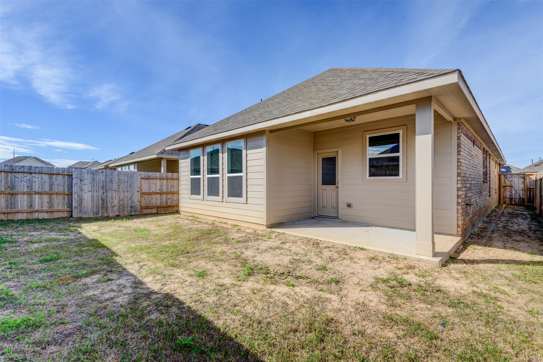 Covered patio & fenced backyard