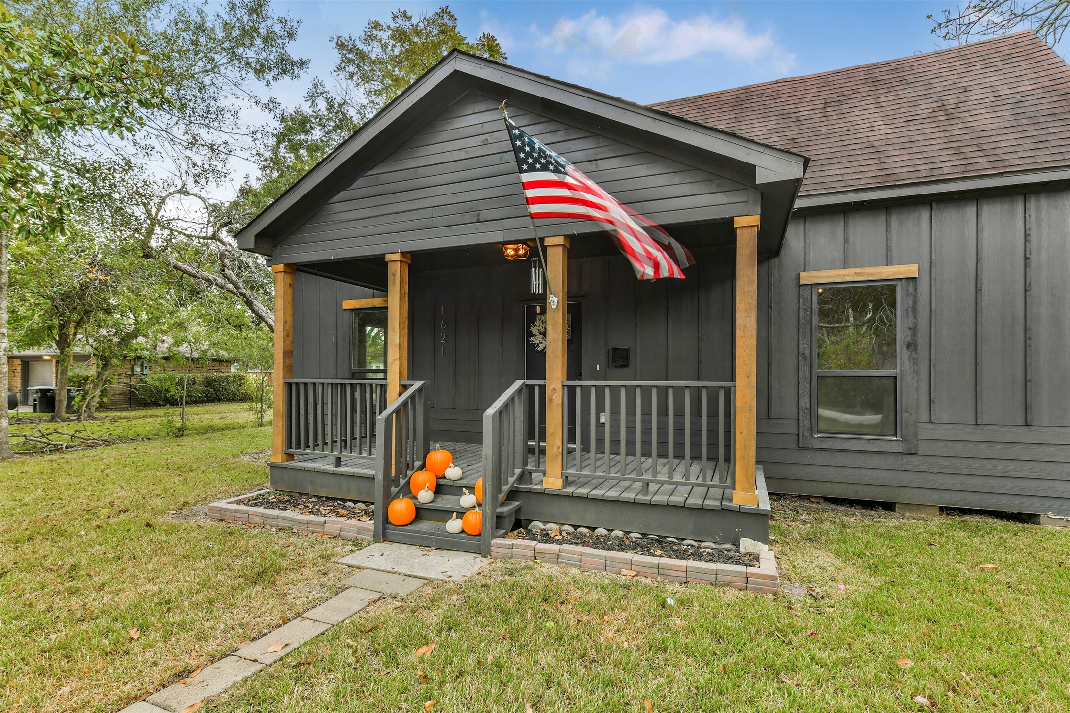 1621 W Sealy Street, Alvin, TX 77511