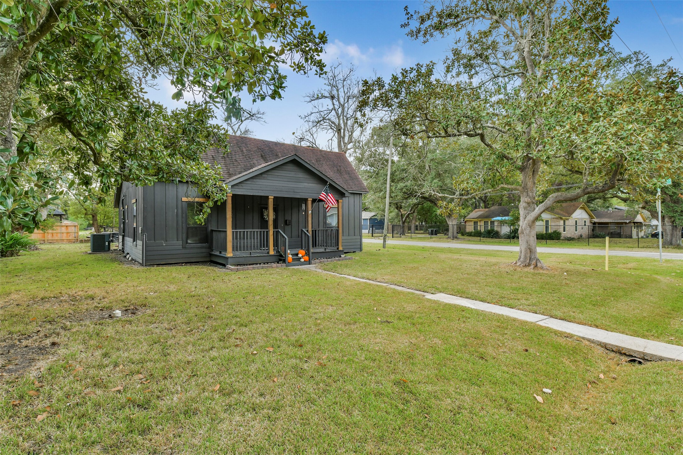 1621 W Sealy Street, Alvin, TX 77511