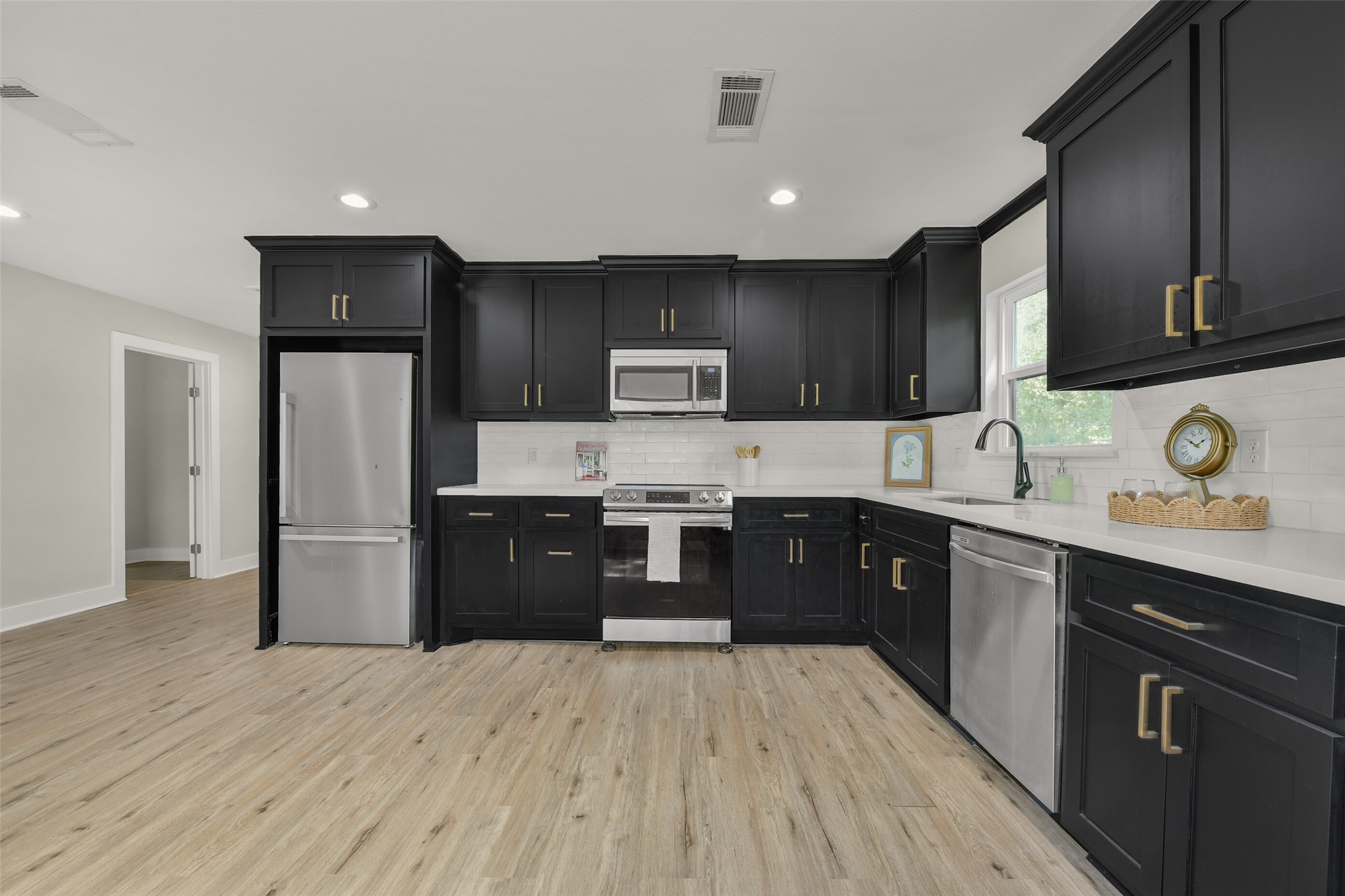 1621 W Sealy Street, Alvin, TX 77511