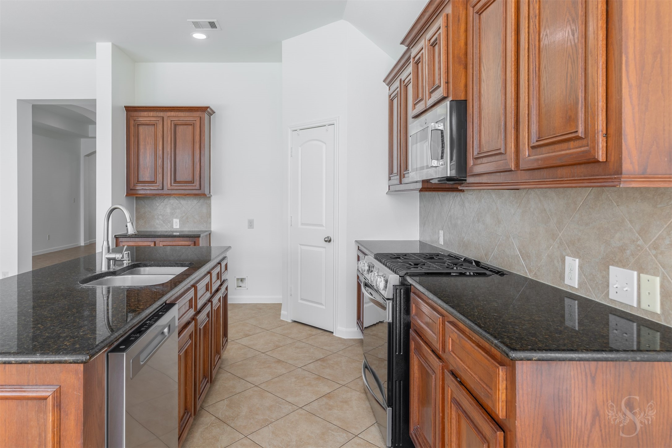 Designed with both style and function in mind, the kitchen offers granite countertops, abundant cabinet storage, stainless steel appliances, and a gas cooktop. The spacious layout makes cooking, entertaining, and everyday living a pleasure.