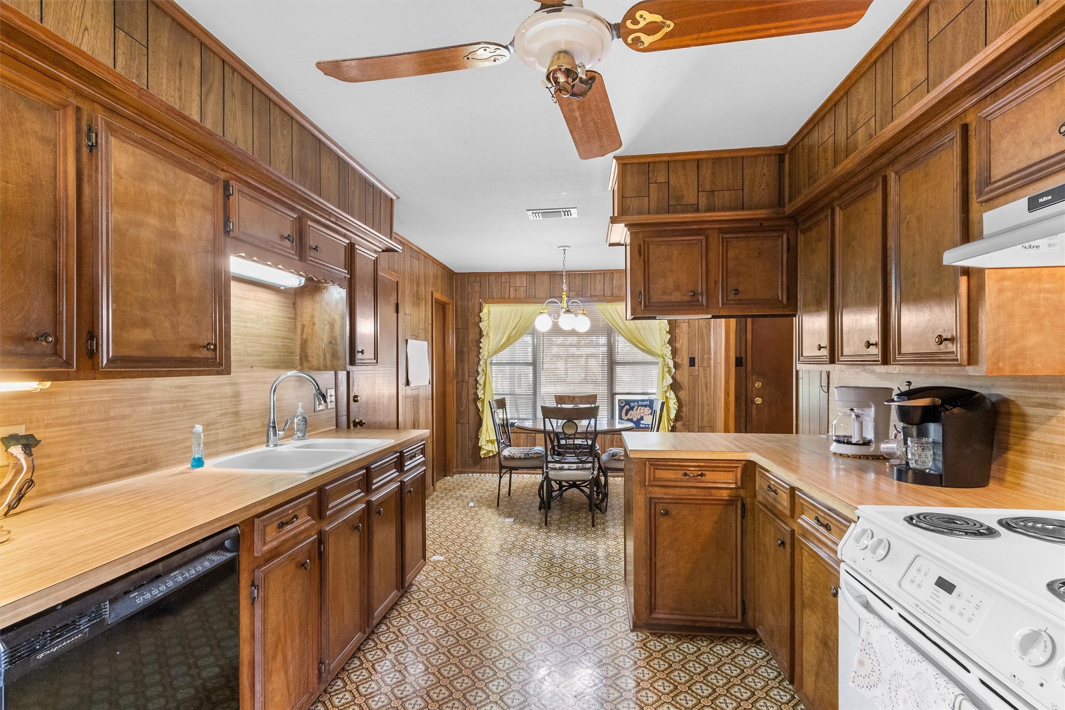 204 Gerald Street, Willis, TX 77378