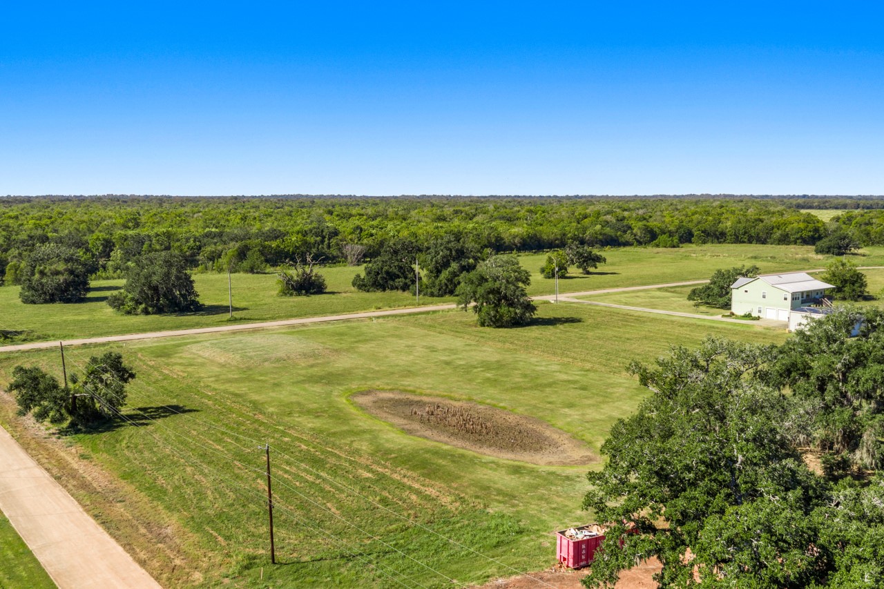 483 Pony Trail, Angleton, TX 77515