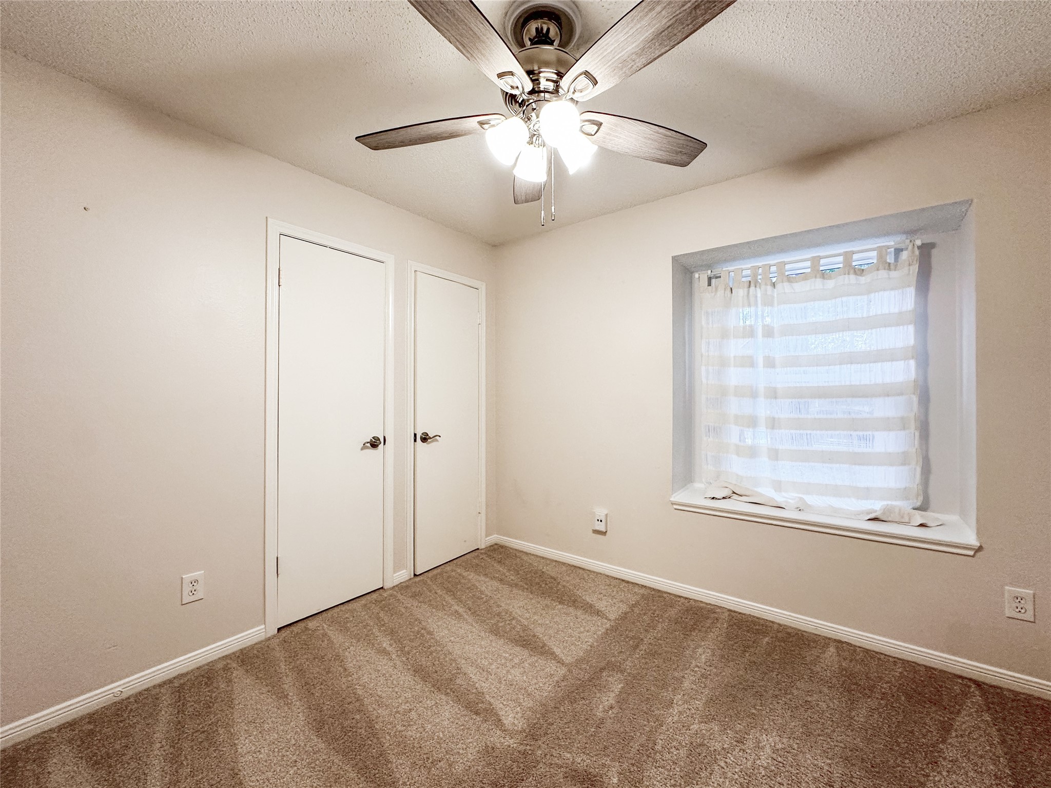 33 N Rain Forest Court, The Woodlands, TX 77380