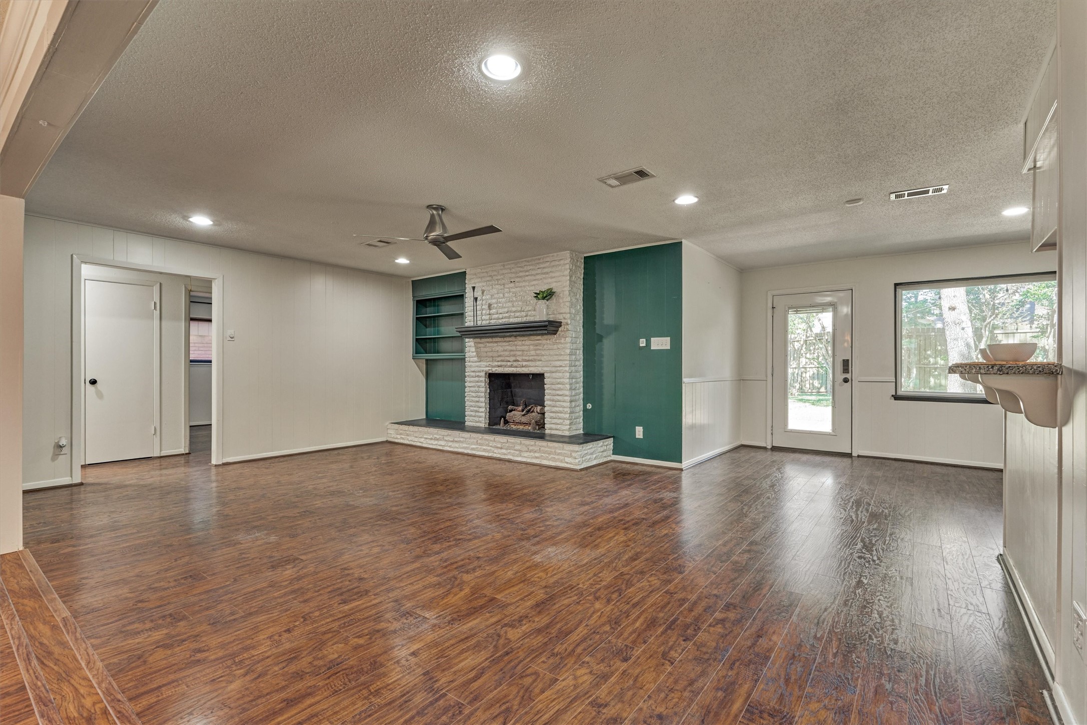 402 Shadywood Circle, Conroe, TX 77304