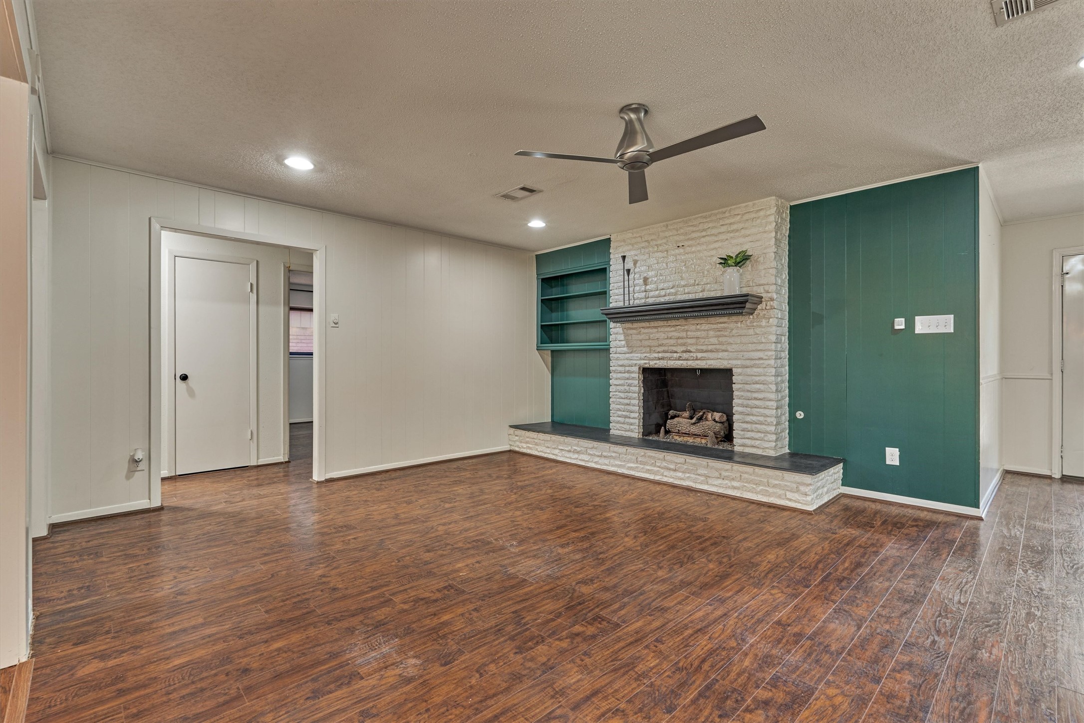 402 Shadywood Circle, Conroe, TX 77304