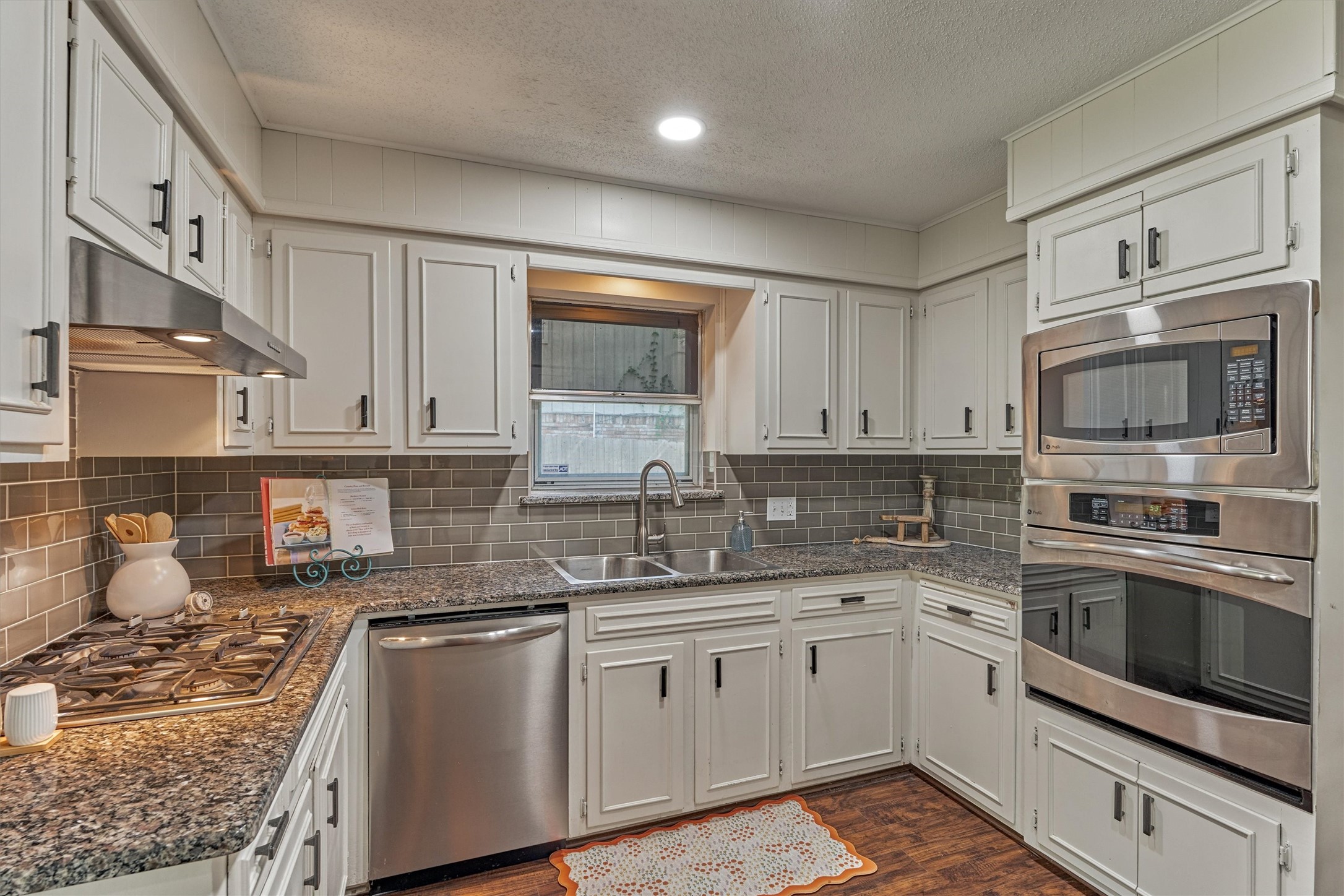 402 Shadywood Circle, Conroe, TX 77304