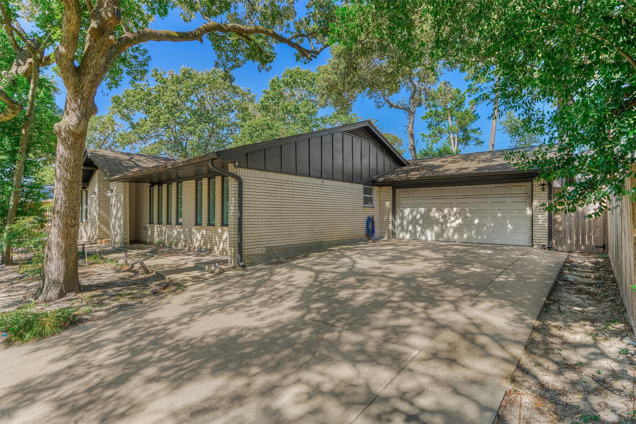 402 Shadywood Circle, Conroe, TX 77304