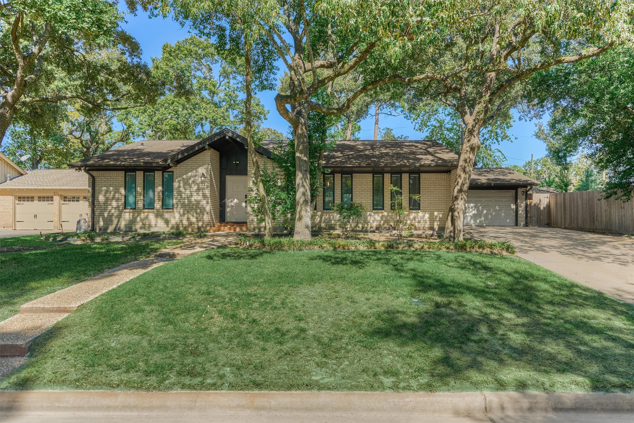 402 Shadywood Circle, Conroe, TX 77304